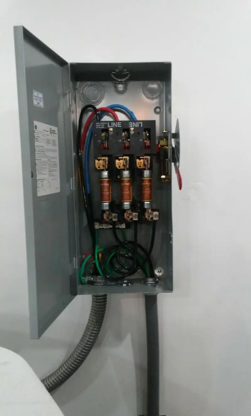 Three-phase disconnect switch installed for Smoke Detector Installation in Yazoo City